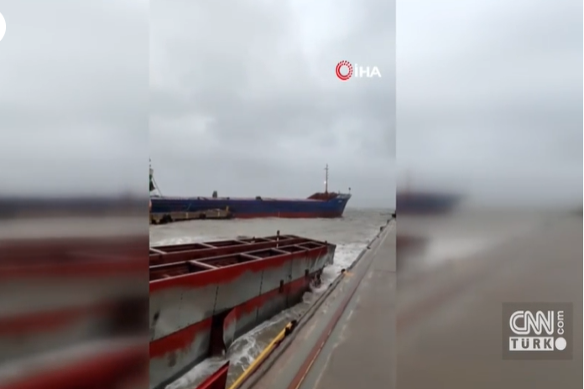 Шторм разломил пополам грузовое судно у черноморского побережья Турции