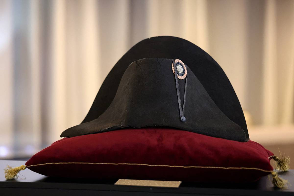 На аукционе за рекордную сумму была продана шляпа-двууголка Наполеона