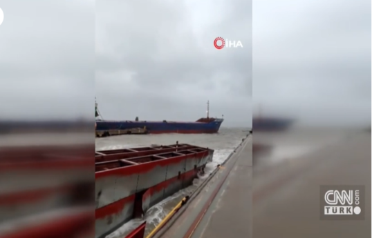 Шторм разломил пополам грузовое судно у черноморского побережья Турции