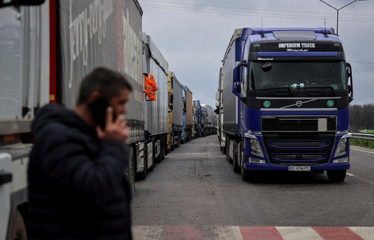 Украина пожаловалась на блокировку Польшей гумпомощи на границе