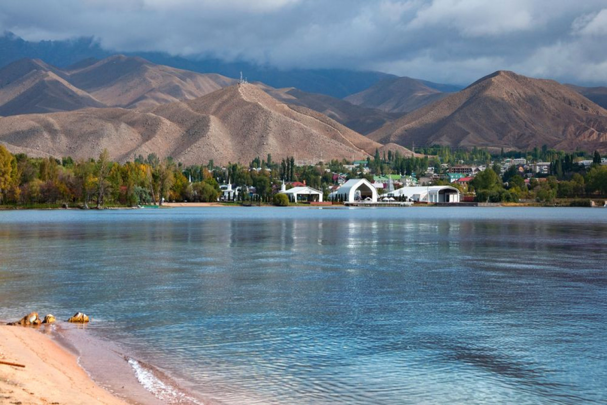 Президент Азербайджана одобрил начало строительства пятизвездочного отеля на берегу озера Иссык-Куль