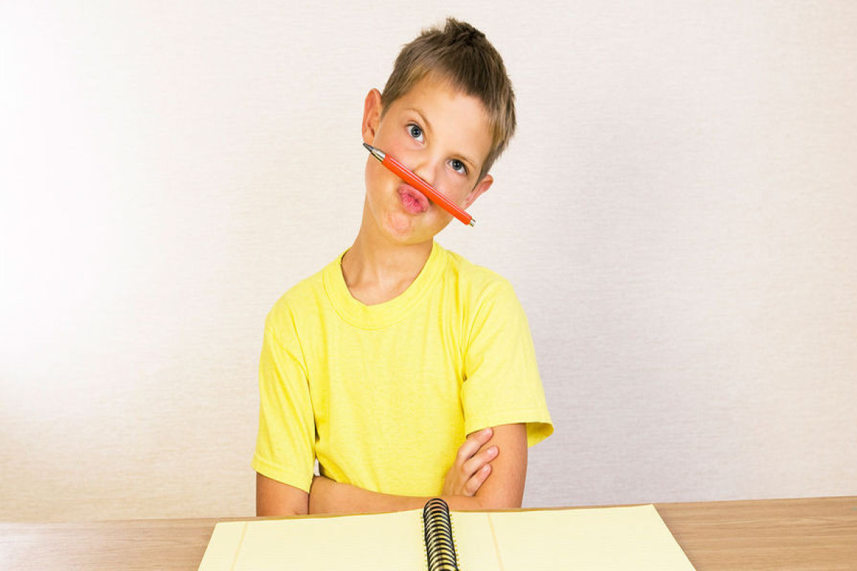 Стоматолог рассказала, чем может обернуться привычка детей грызть ручки и карандаши
