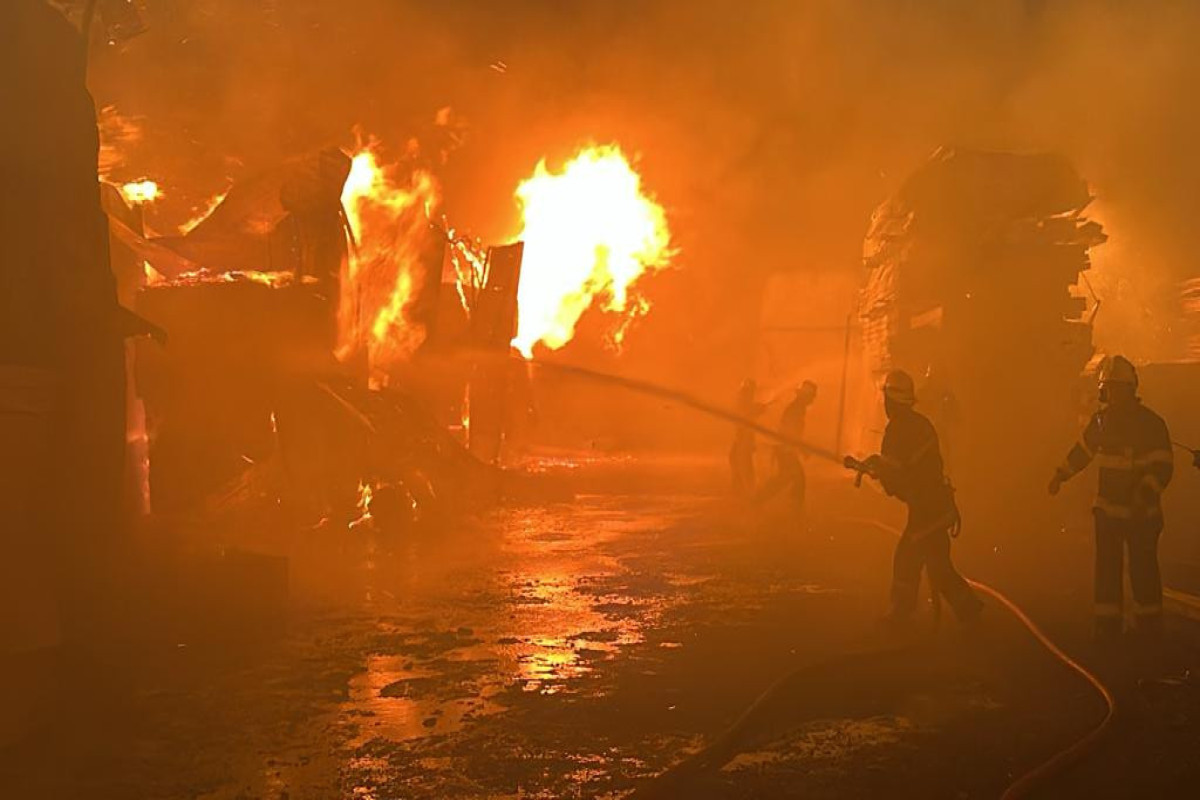 При пожаре на рынке древесины погиб один человек - TƏBİB 