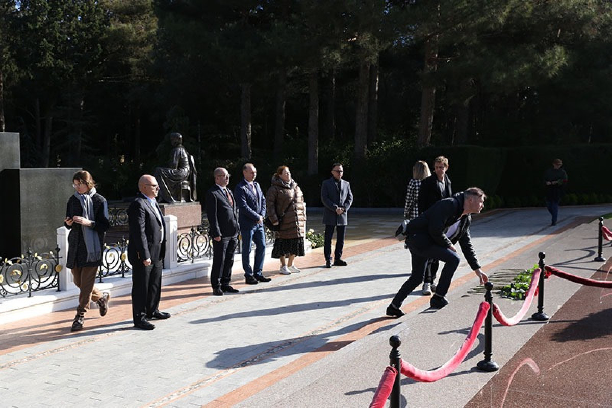Организаторы и участники фестиваля "Петербургские театральные сезоны" возложили цветы к могиле Гейдара Алиева -ФОТО 
