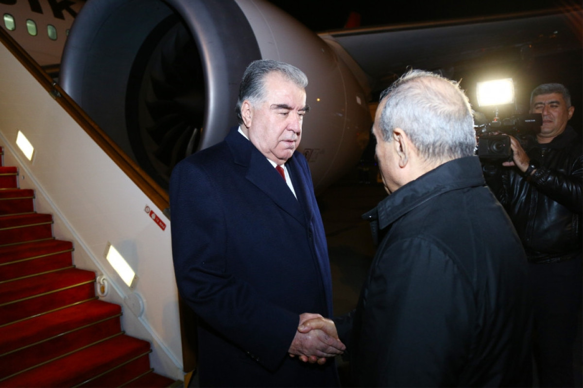Эмомали Рахмон прибыл с рабочим визитом в Азербайджан