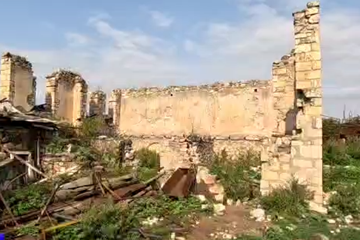 Выявлен очередной факт армянского варварства: древнюю мечеть использовали в качестве хлева-ВИДЕО 