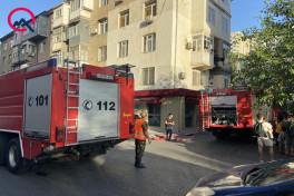 В Баку в результате пожара в жилом здании погиб один человек