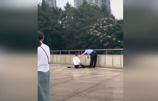 Китайский полицейский заметил совершающего молитву мусульманина и попытался помешать ему-ВИДЕО 