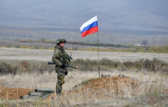 Неизвестные угрожали российским пограничникам в Армении и повредили плакат армяно-российской дружбы
