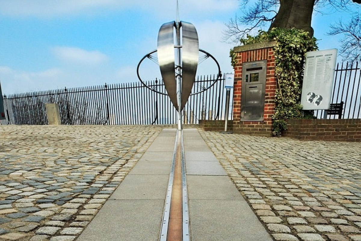 Нулевой меридиан делит. Гринвичский Меридиан в Лондоне. Гринвичская обсерватория нулевой Меридиан. Гринвич Англия нулевой Меридиан. Гринвич парк Лондон нулевой Меридиан.