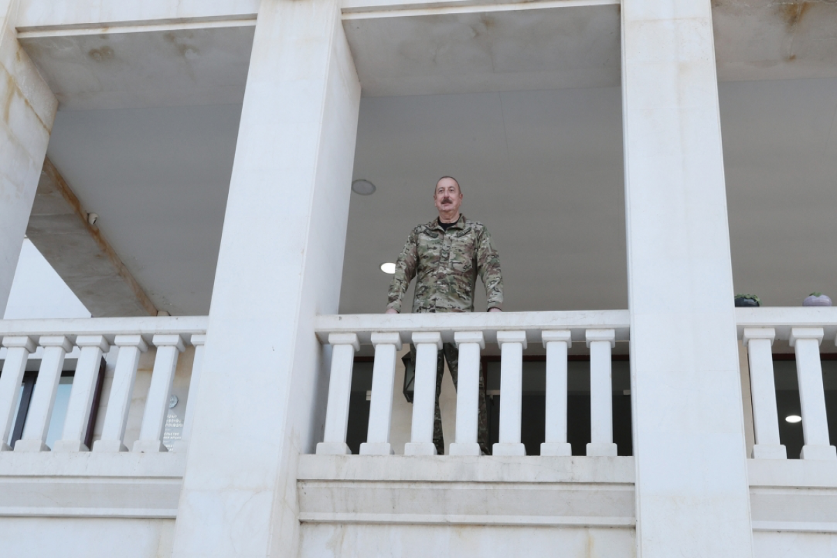 Президент Ильхам Алиев поднял Государственный флаг Азербайджанской Республики в городе Ханкенди и выступил с речью-ФОТО 