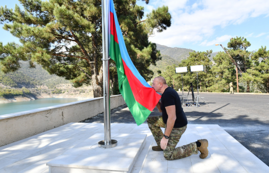 Президент Ильхам Алиев поднял Государственный флаг Азербайджана на территории Сарсангского водохранилища