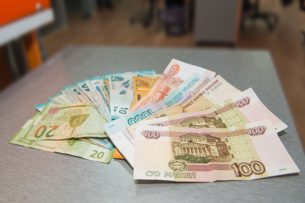 Рубль дорожает к манату, лира продолжает падать - Курс на 25 октября 