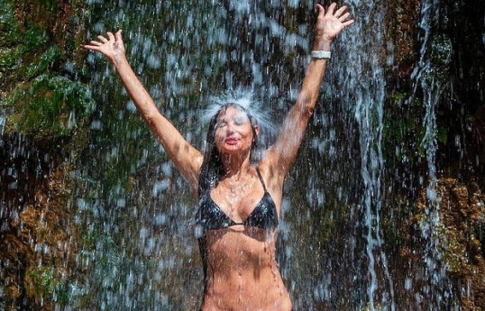 Демир Мур в свои 60 лет снялась в бикини под водопадом-ФОТО 