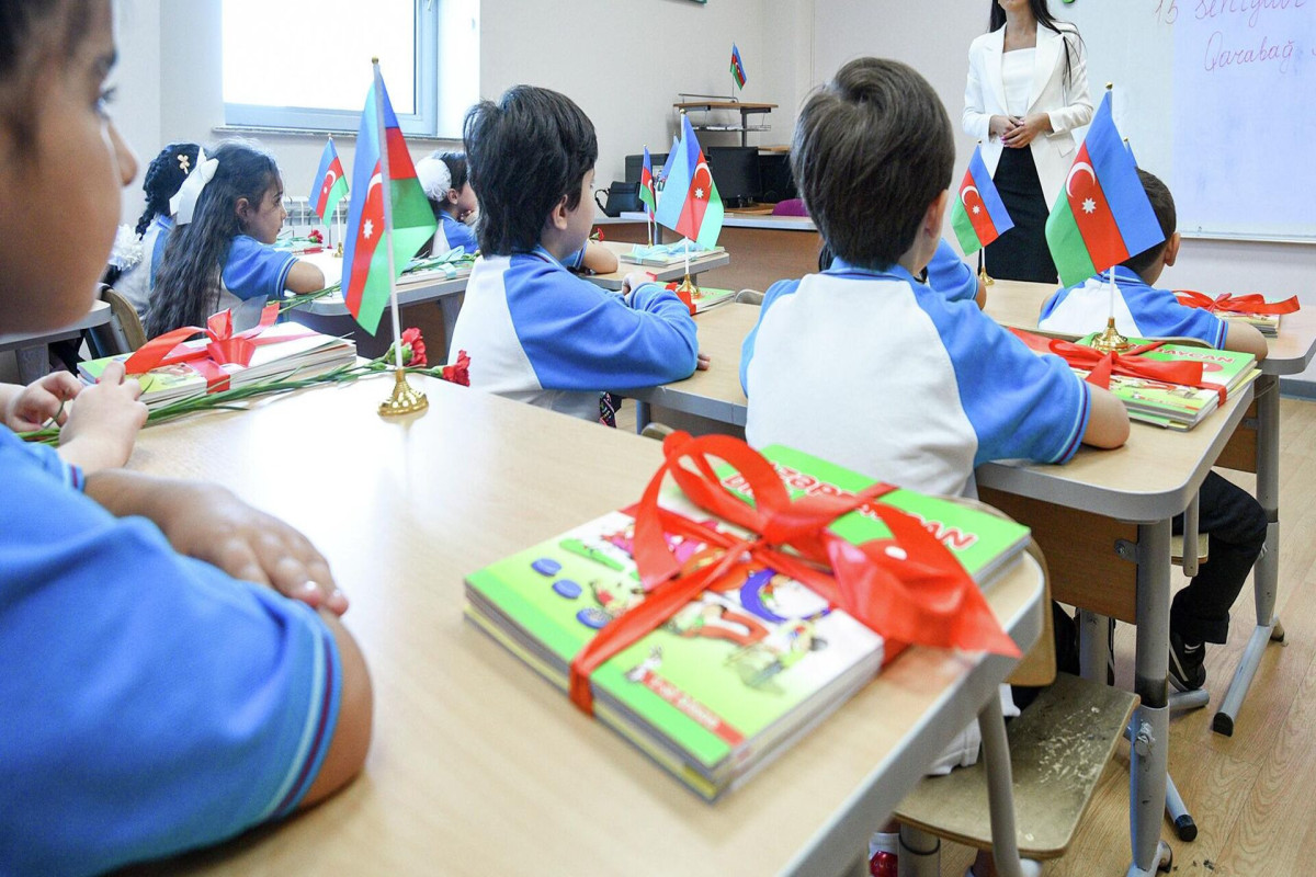 К началу учебного года дети из малоимущих семей в Азербайджане получили подарки