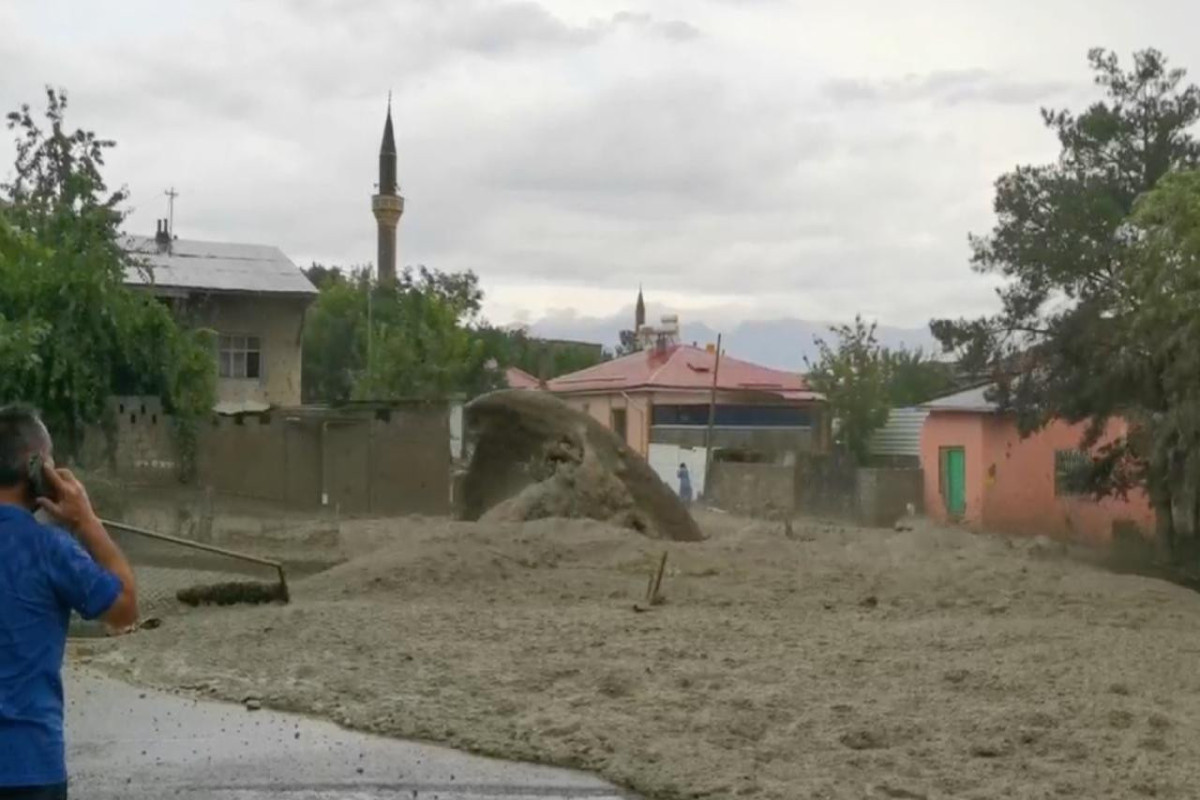 В Стамбуле из-за ливня затопило несколько районов, есть погибшие-ВИДЕО -ОБНОВЛЕНО 
