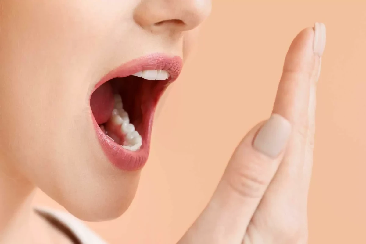 Названы опасные причины неприятного запаха изо рта