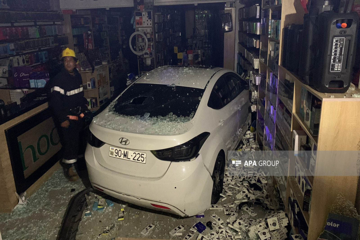 В Баку мужчина угнал у бывшей жены машину и въехал в магазин -ФОТО 