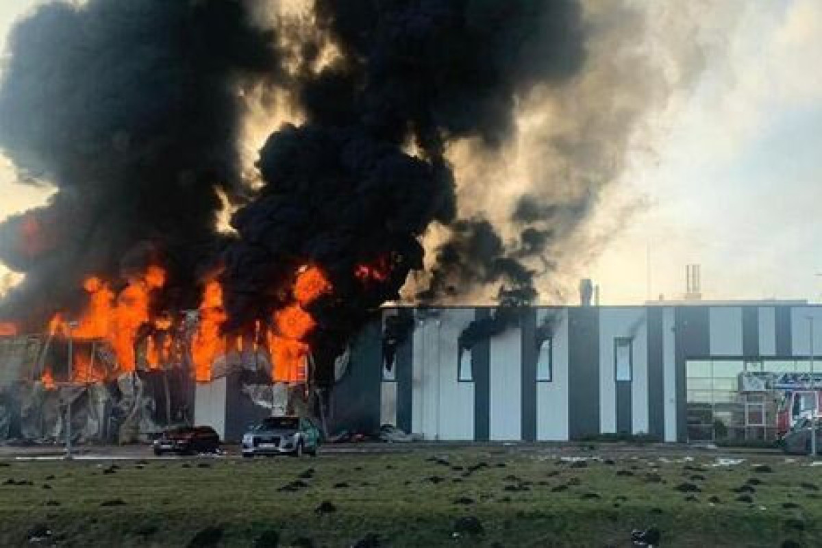 В здание российского завода микроэлектроники врезался БПЛА, произошел пожар