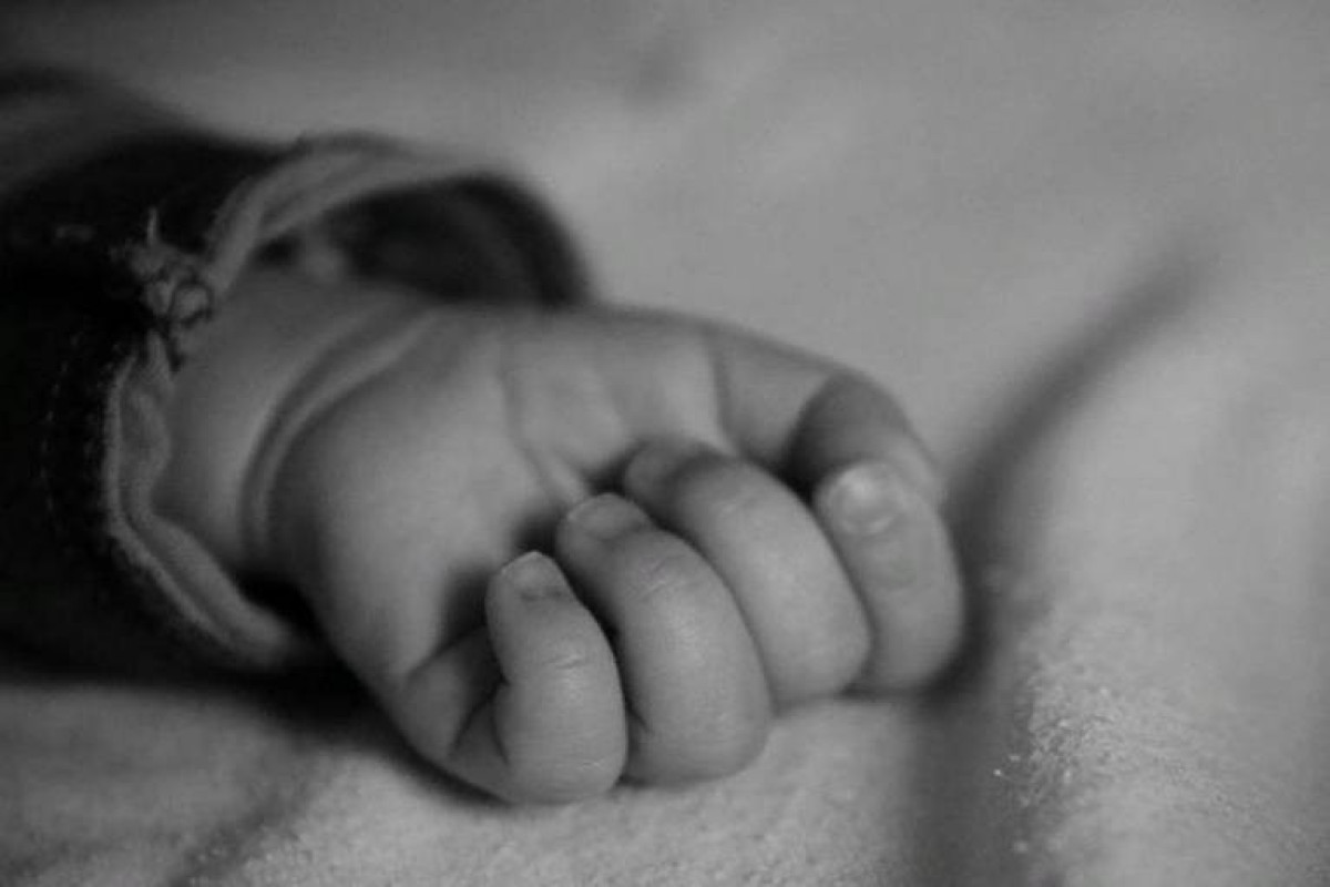 В Сальяне на улице обнаружена новорожденная девочка