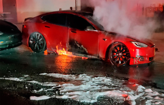 Пожар в сервисном центре уничтожил 10 электрокаров Tesla-ФОТО 