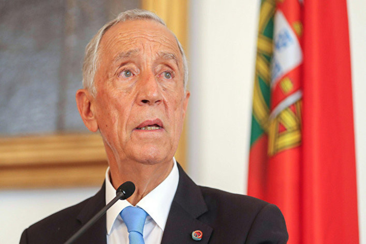 Президента Португалии подвергли критике после слов о декольте девушки