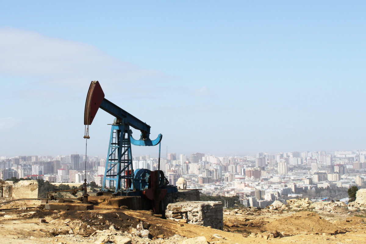 Цена нефти марки Azeri Light приближается к 102 долларам