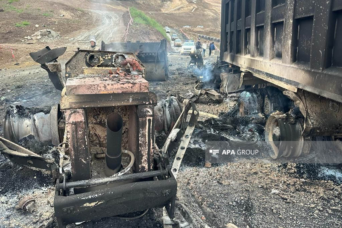 Кадры с места подрыва сотрудников «Azəravtoyol» в Карабахе в результате армянского террора-ФОТО 