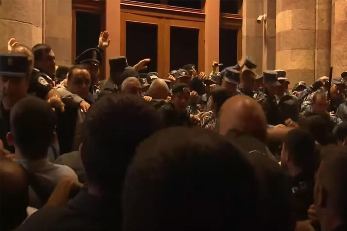 Напряженная ситуация у здания правительства в Ереване: полиция применяет спецсредства, слышны звуки взрывов-ВИДЕО 