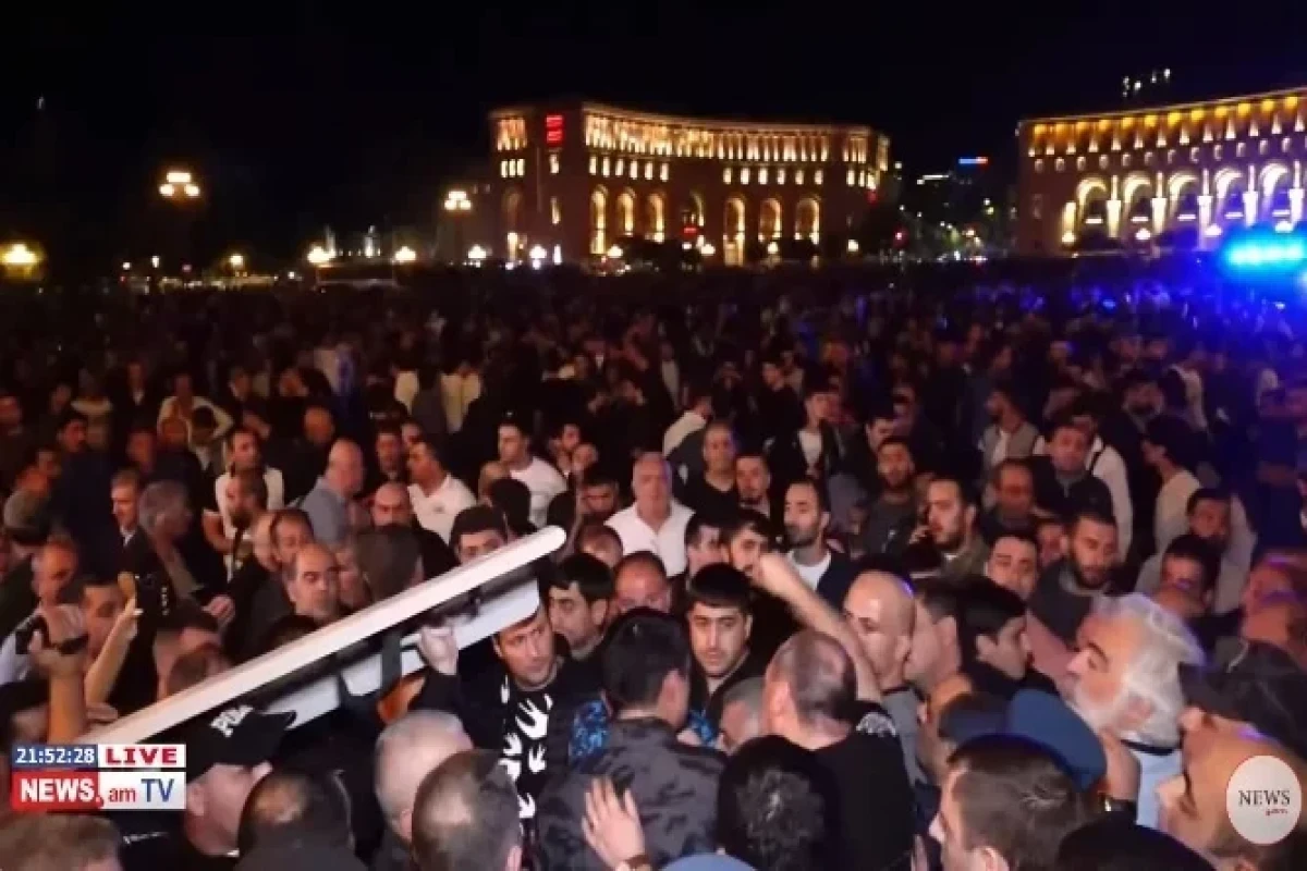 Митинг в Ереване: произошло столкновение между протестующими и полицией-ВИДЕО 