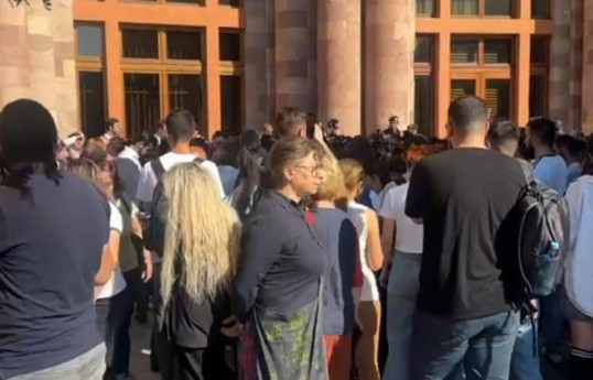 В центре Еревана вновь возобновились акции протеста