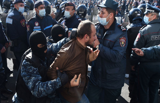 В Ереване полиция жестко задерживает участников протестов-ВИДЕО 