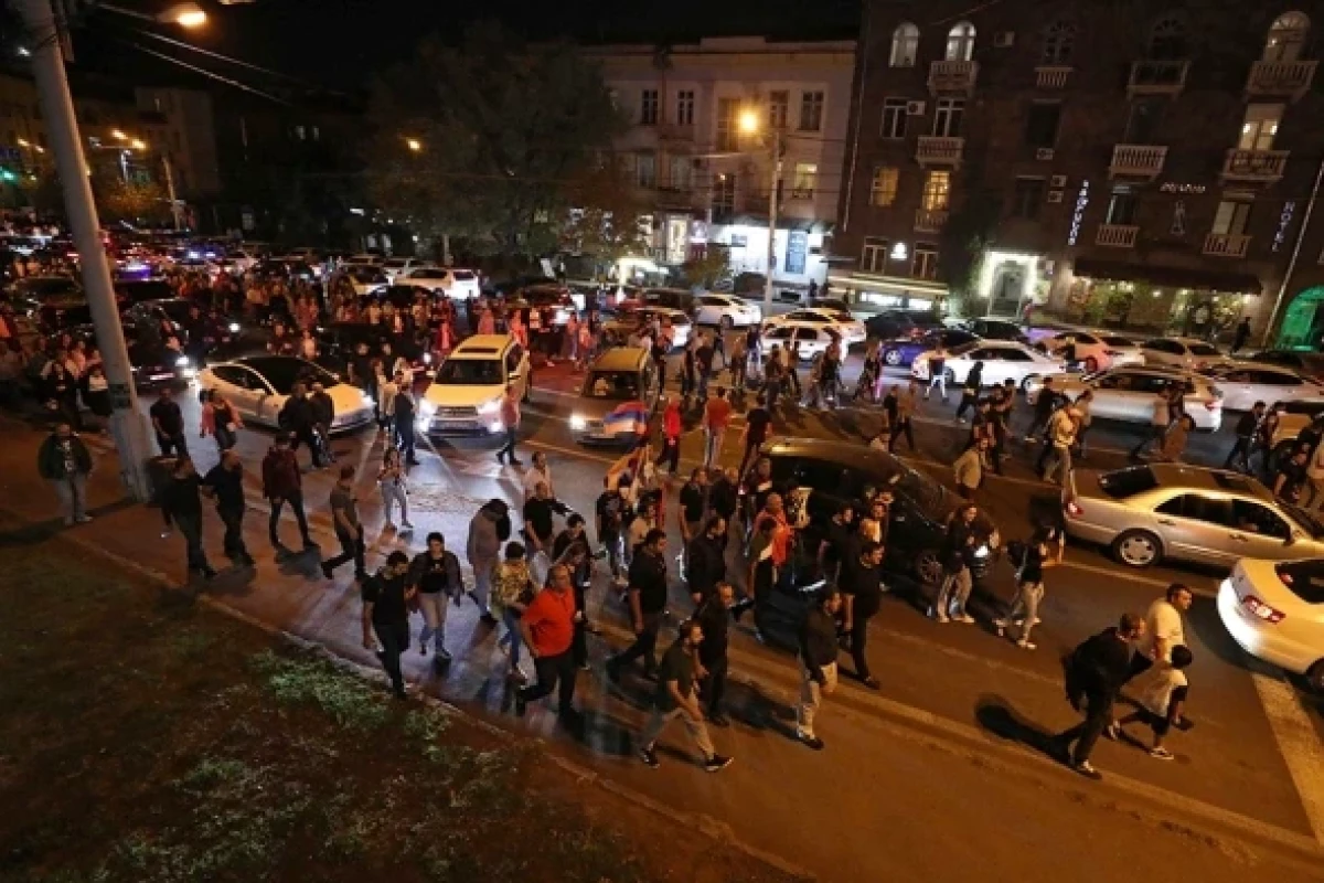 На митинге против Пашиняна в Ереване задержаны десятки человек
-ФОТО 