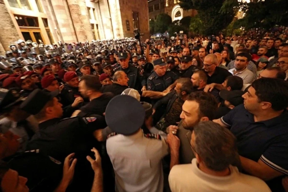 На митинге против Пашиняна в Ереване задержаны десятки человек
-ФОТО 