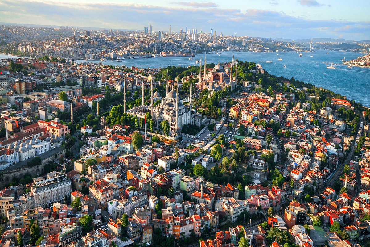 В Стамбуле задержали разгуливавшую по улицам полураздетую модель-ФОТО 