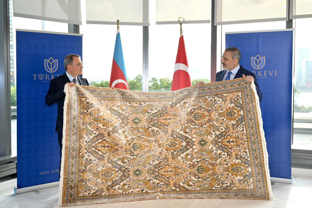 Глава МИД Азербайджана подарил турецкому коллеге карабахский ковер-ФОТО 