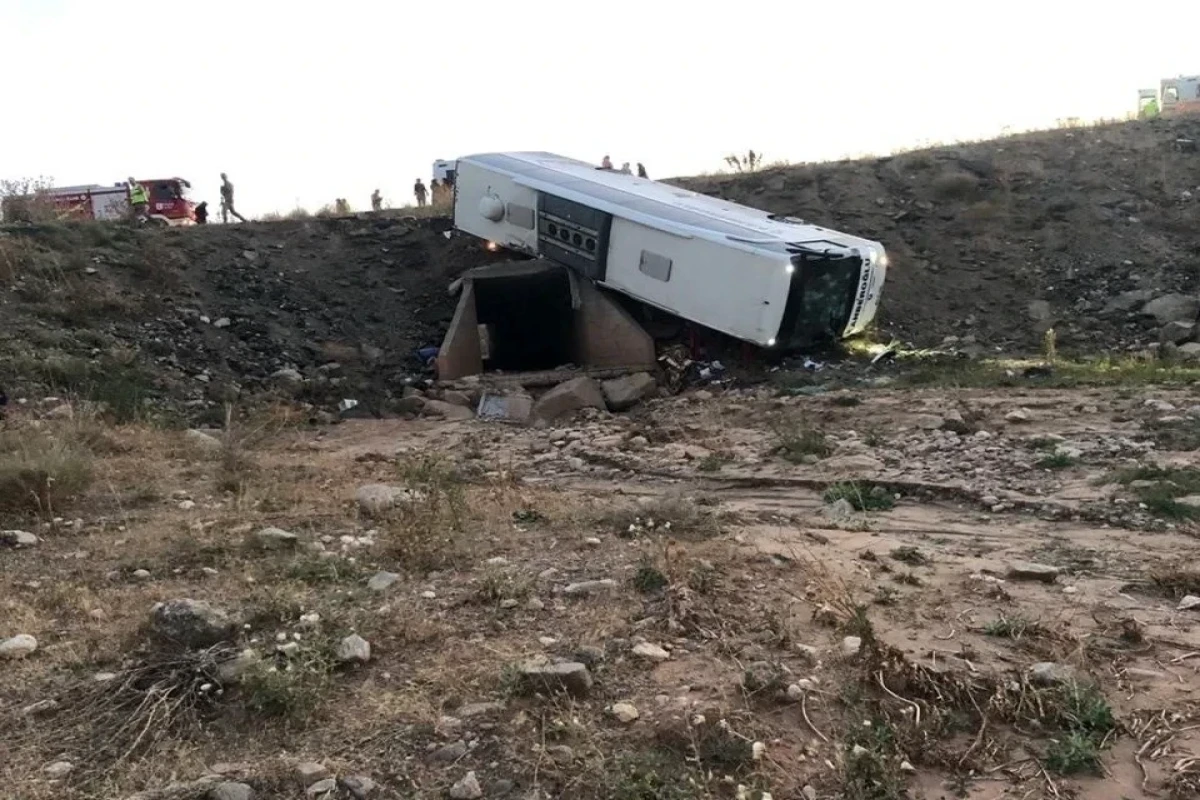 В Турции перевернулся пассажирский автобус: 3 человека погибли, 22 человека получили ранения-ФОТО 