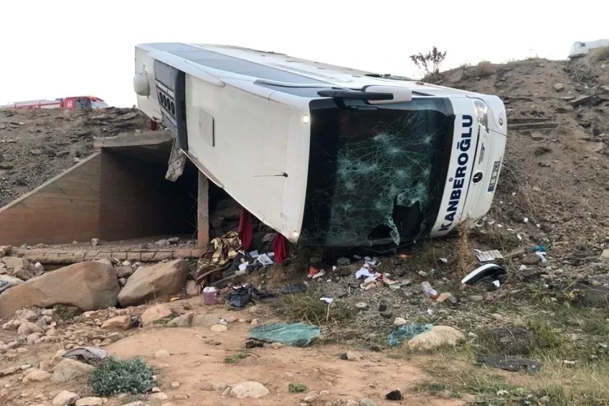 В Турции перевернулся пассажирский автобус: 3 человека погибли, 22 человека получили ранения-ФОТО 