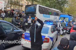 Протестующие напали на полицейскую машину во время демонстрации в Париже-ВИДЕО 