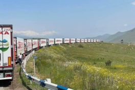 В Армению возвращаются автомобили «помощи» «Спайка», ожидавшие на границе с Лачином-ВИДЕО 