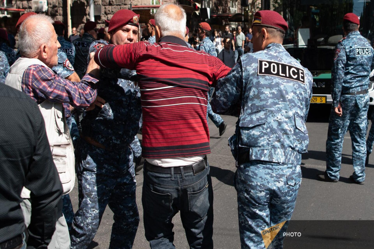 В Ереване полиция задержала 32 участников акции протеста 