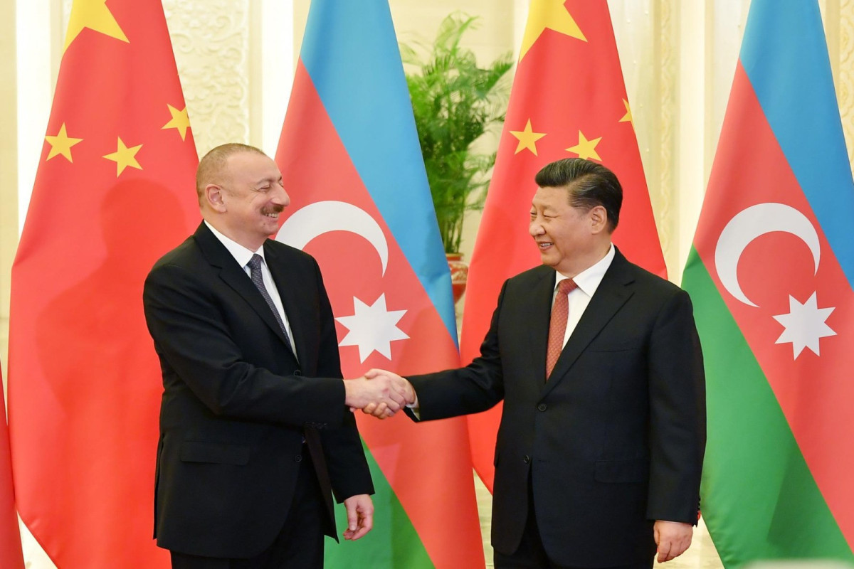 Ильхам Алиев поздравил председателя КНР с Днем Республики