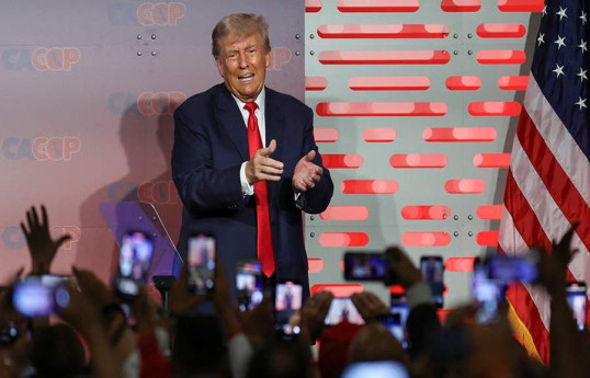 Трамп спародировал потерявшегося на сцене Байдена и сорвал овации