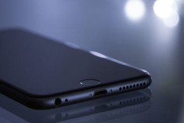 Синий свет дисплеев смартфонов влияет на половое созревание - ИССЛЕДОВАНИЕ 