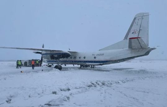 Ан-26 с пассажирами выкатился за пределы взлетной полосы и увяз в сугробе