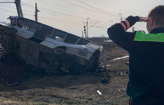 В России 8 человек погибли при столкновении автобуса с поездом