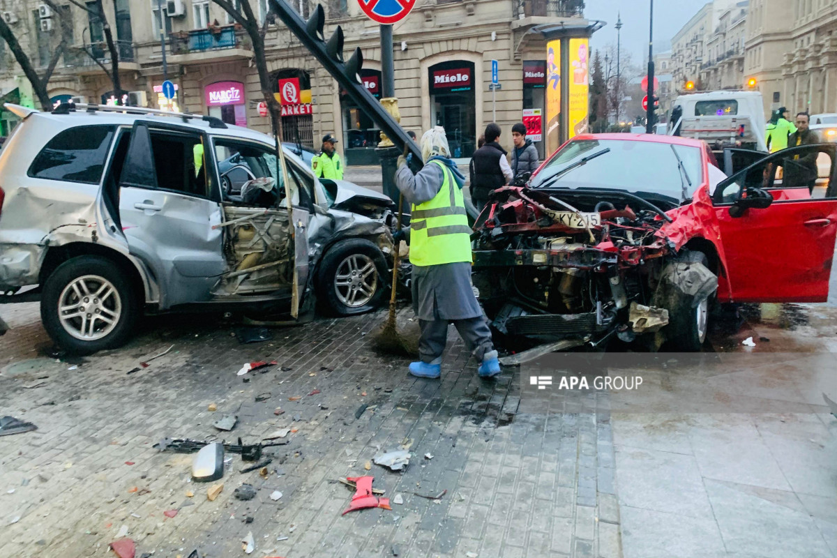 Авария в центре Баку: есть пострадавшие - ПОДРОБНОСТИ  -ФОТО 