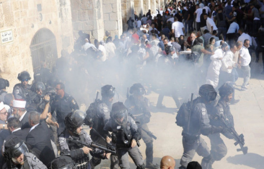 ЦАХАЛ применил слезоточивый газ против верующих в мечети "Аль-Акса"