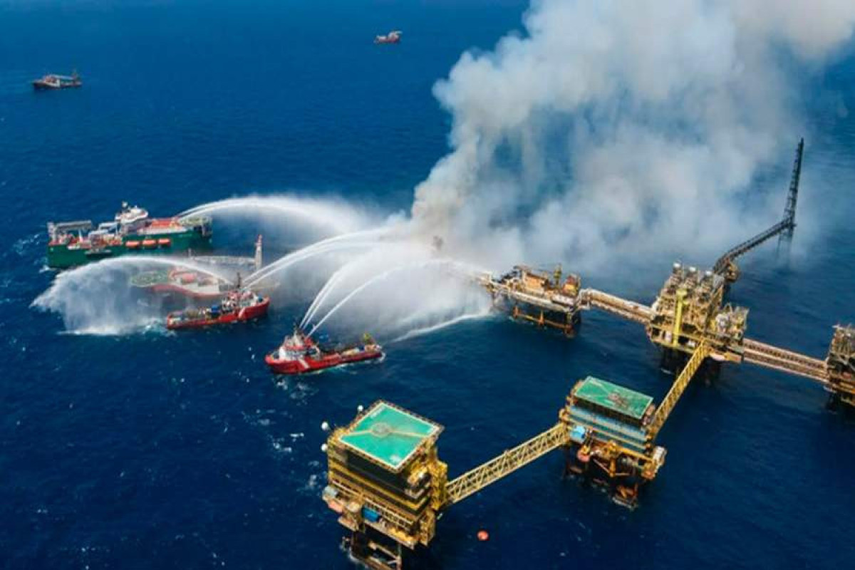 В Мексиканском заливе загорелась нефтедобывающая платформа