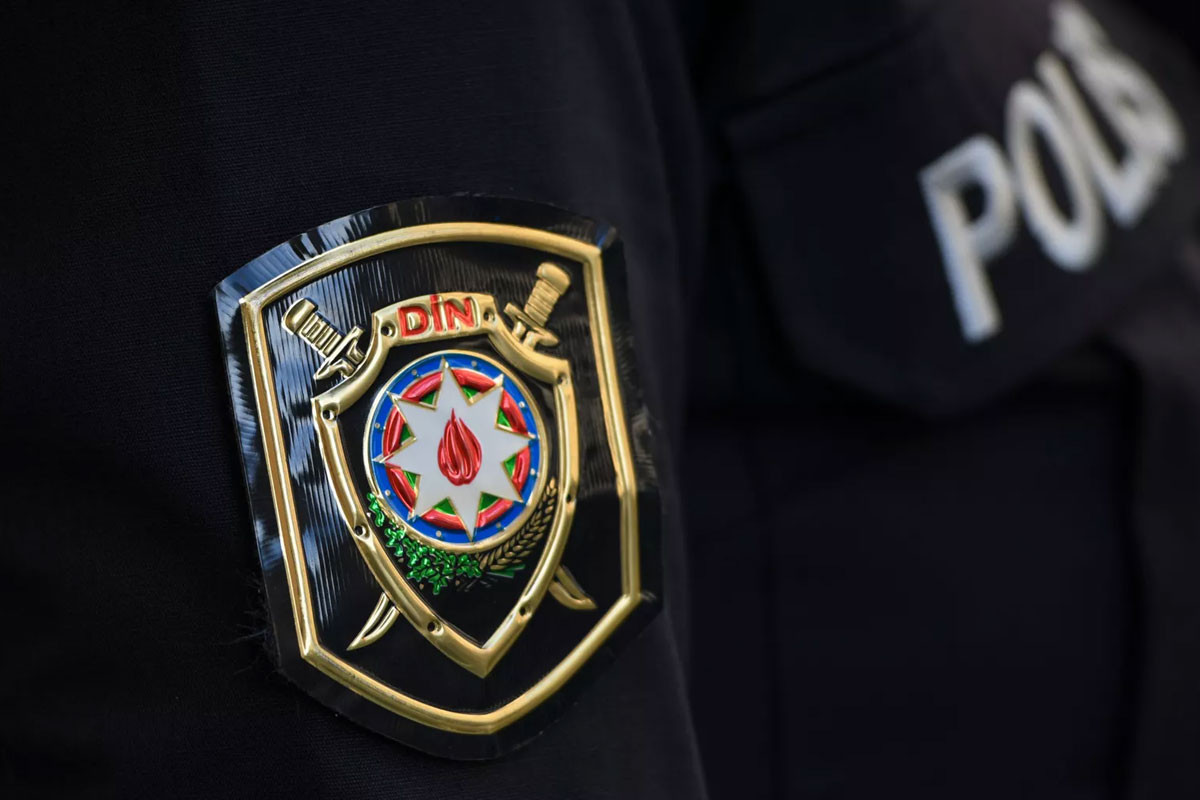 В Баку полицейский погиб из-за неосторожного обращения с оружием